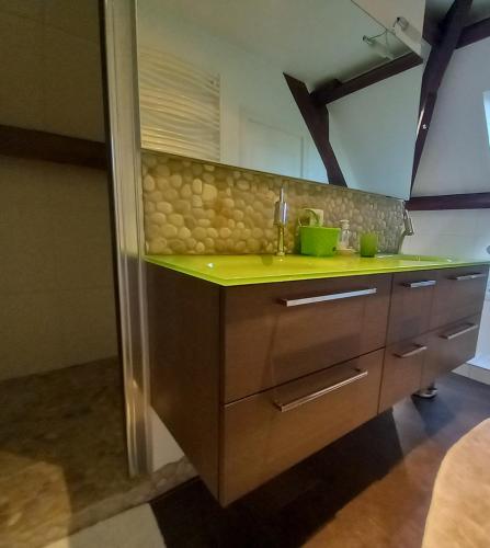 une cuisine avec un comptoir jaune et un évier dans l'établissement Suite privée dans spacieuse maison du Périgord, avec piscine, à Bergerac