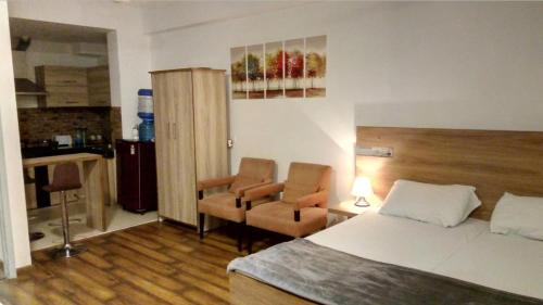 una camera con letto, scrivania e sedia di Gman apartment ad Amman