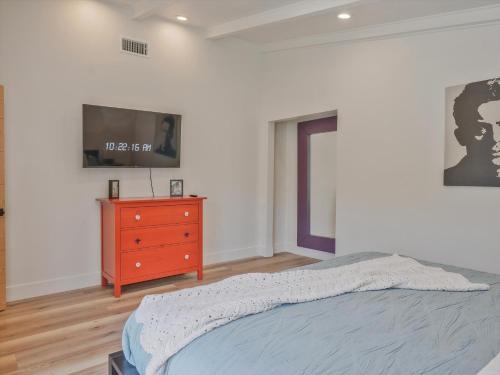Hollywood Dream pool home & king beds photo 29