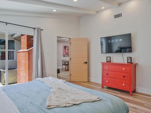 Hollywood Dream pool home & king beds photo 46