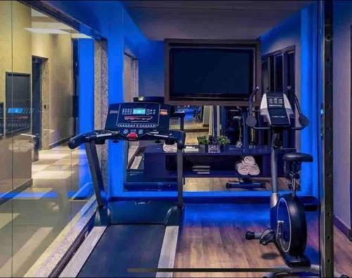 a room with a gym with a television and a treadmill at Premium Copacabana - Rio de Janeiro in Rio de Janeiro
