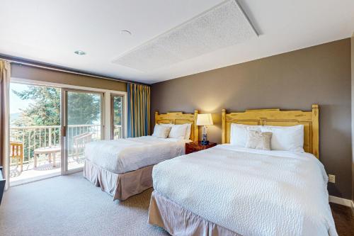 Un pat sau paturi într-o cameră la Cascade Bay Getaway