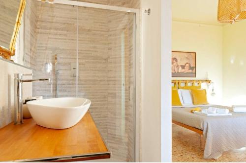 un bagno con grande ciotola bianca su un tavolo di legno di LE 7 CALLE a Pisa