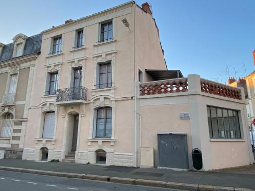 un edificio sul lato di una strada di Appartements Rue Sarret XXL ad Angers