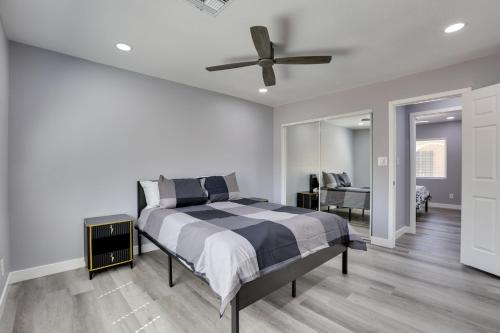 - une chambre avec un lit et un ventilateur de plafond dans l'établissement Pet-Friendly Phoenix Apartment 10 Mi to Downtown!, à Phoenix