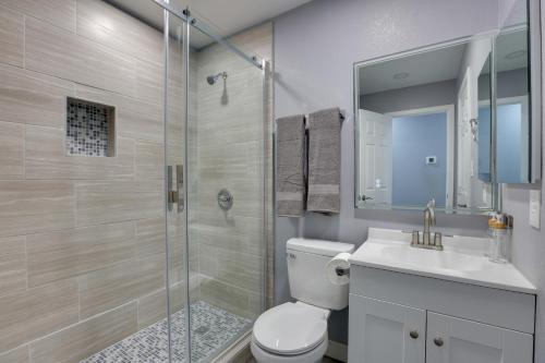 La salle de bains est pourvue d'une douche, de toilettes et d'un lavabo. dans l'établissement Pet-Friendly Phoenix Apartment 10 Mi to Downtown!, à Phoenix