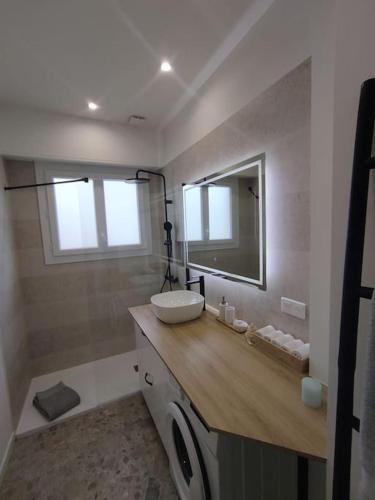 une salle de bain avec un lavabo et un miroir dans l'établissement Bel appartement - plage à 50 m, à Nice