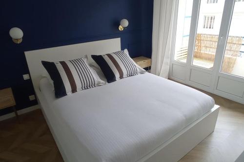 ニースにあるBel appartement - plage à 50 mの白いベッド1台(枕2つ付)