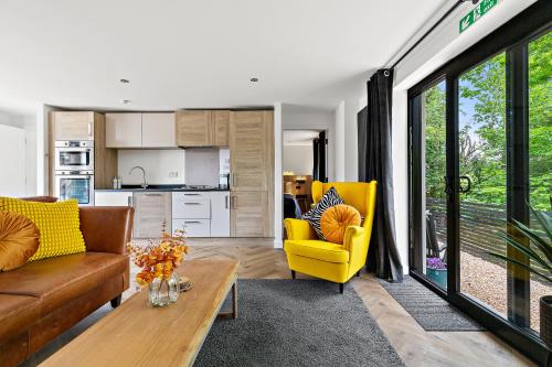 ein Wohnzimmer mit einem Sofa und einem gelben Stuhl in der Unterkunft Peterswell Holiday Cottage in Houston