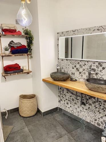 une salle de bain avec deux lavabos et un miroir dans l'établissement Appartement type industriel centre ville, à Vannes