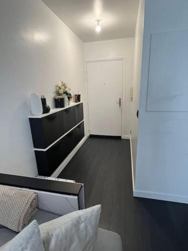 - un salon avec un canapé et une porte blanche dans l'établissement Superbe T2, Paris, Stade de France, WIFI, Parking, à Saint-Denis