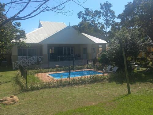 een huis met een zwembad in de tuin bij Caribbean Estates Villa B9 on Barbados in Port Edward