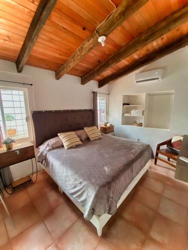 una camera con un grande letto in una stanza con soffitti in legno di Casa los Abuelos a Xalapa