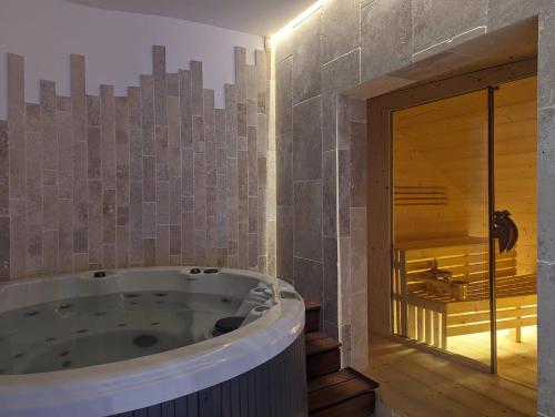 Koupelna v ubytování PHOENIX maison d'hôtes & SPA