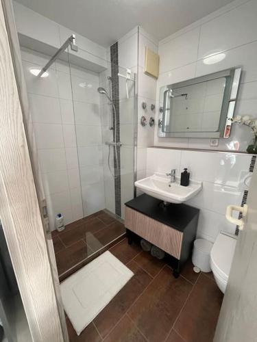 Bilik mandi di 1-Zimmer Wohnung