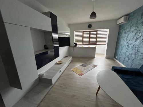 uma sala de estar com um sofá e uma mesa em VD Apartament em Constança