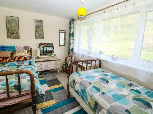 a bedroom with two beds and a window at Jasper's Corner in Kingsbridge