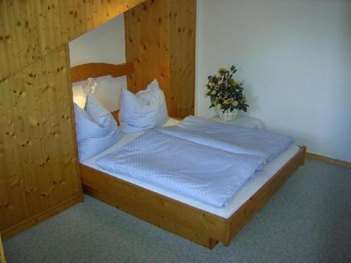 Postel nebo postele na pokoji v ubytování Gästehaus Riki Oberschmid