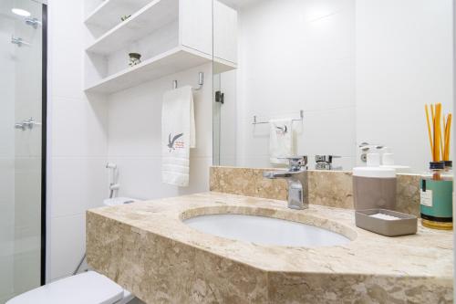 阿拉亞爾多卡博的住宿－Apartamento Ninho das Gaivotas - Praia dos Anjos Residence - 2 Vagas，一间带水槽和卫生间的浴室