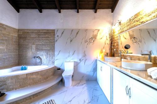 Ett badrum på Villa Claire Corfu