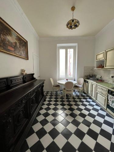 Cette chambre est dotée d'un sol en damier noir et blanc. dans l'établissement Appartement Nice Port Lympia Wifi Top Location, à Nice