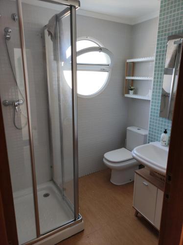 a bathroom with a shower and a toilet and a sink at Apartamento con vistas al mar y montaña in El Verger