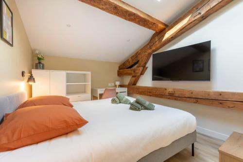 - une chambre avec un grand lit blanc et une télévision à écran plat dans l'établissement BRP Cannes Center, Top floor Luxurious Apartment I, 4 bedrooms+3 bathrooms, à Cannes