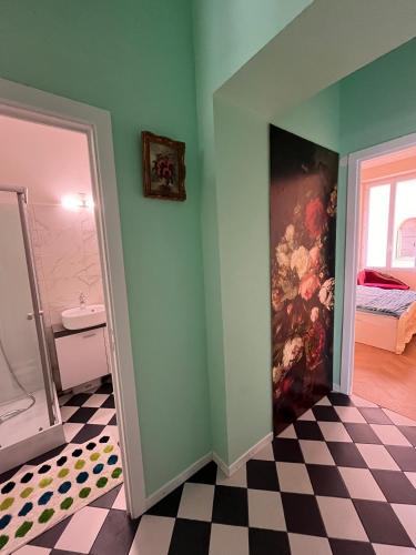 La salle de bains est pourvue d'une peinture murale. dans l'établissement Appartement Nice Port Lympia Wifi Top Location, à Nice