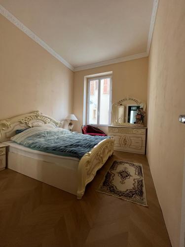 une chambre avec un lit, un miroir et une fenêtre dans l'établissement Appartement Nice Port Lympia Wifi Top Location, à Nice