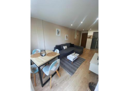 un salon avec un canapé et une table dans l'établissement Appartement proche du port et des plages du Mourillon - Climatisé, à Toulon