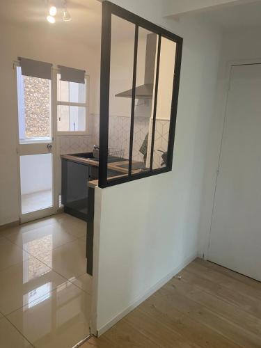 - une cuisine avec un miroir mural dans l'établissement Appartement proche du port et des plages du Mourillon - Climatisé, à Toulon