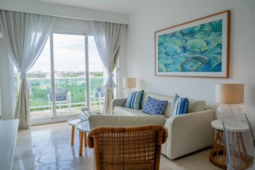sala de estar con sofá y ventana grande en Xeliter Cana Rock Punta Cana en Punta Cana