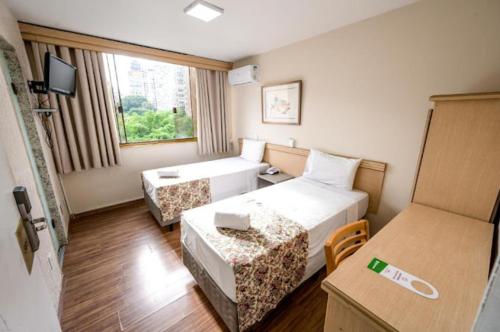 um quarto de hotel com duas camas e uma janela em Hotel Dan Inn São Paulo Higienópolis - METRÔ MACKENZIE em São Paulo