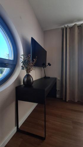 Μια τηλεόραση ή/και κέντρο ψυχαγωγίας στο KELLER APARTMENT l 30