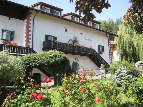 a house with flowers in front of it at Naturhotel Wieserhof in Longostagno