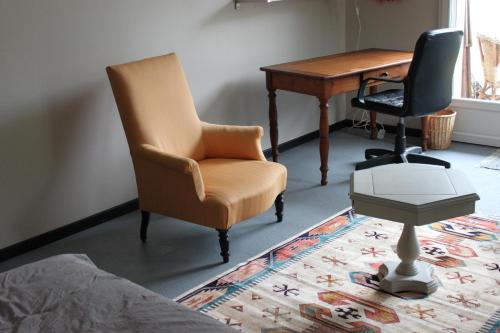 sypialnia z biurkiem, krzesłem i biurkiem w obiekcie La Tropicale-Maison au calme avec 1 chambre w mieście Nantes