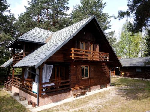duża drewniana chata z dachem naczółkowym w obiekcie ROZTOCZE u ALEKSA SUSIEC - JACUZII , GORĄCA BALIA!!! w mieście Susiec