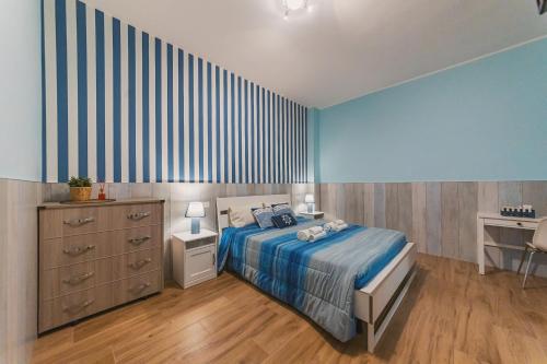 Schlafzimmer mit einem Bett, einer Kommode und einem Schreibtisch in der Unterkunft Apulia Rooms Bari in Bari