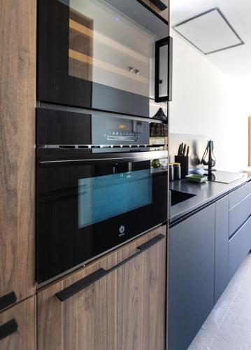 a kitchen with a black oven in a kitchen at Suerte Viento in Tarifa