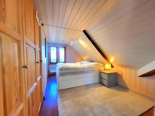トロンハイムにあるSunset Penthouse, Fjord View & Parkingの小さなベッドルーム(ベッド1台付)が備わる屋根裏部屋です。