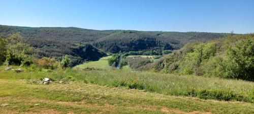 Maison au calme avec vue splendide dans la vallée du Célé