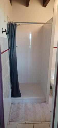 La salle de bains est pourvue d'une douche avec rideau de douche noir. dans l'établissement Maison au calme avec vue splendide dans la vallée du Célé, à Sauliac-sur-Célé