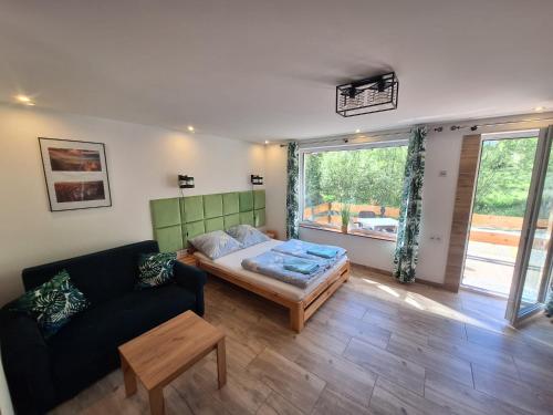 Katil atau katil-katil dalam bilik di Apartament z tarasem nad strumykiem