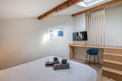 une chambre avec un lit, un bureau et une télévision dans l'établissement BRP Cannes Center, Top floor Luxurious Apartment II, 4 bedrooms+3 bathrooms, à Cannes