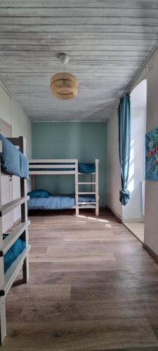 une chambre avec deux lits superposés et un plafond dans l'établissement Gîte avec piscine vue sur Montcuq, à Saint-Daunès