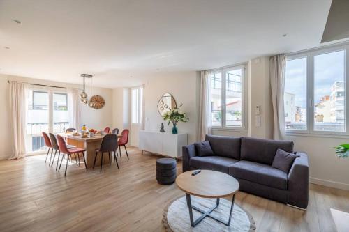 un salon avec un canapé et une table dans l'établissement BRP Cannes Center, Top floor Luxurious Apartment II, 4 bedrooms+3 bathrooms, à Cannes