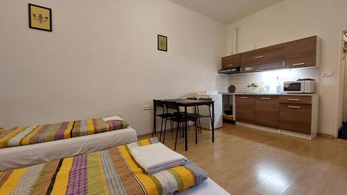 ein kleines Zimmer mit einer Küche und einem Tisch darin in der Unterkunft Bonvolon in Prag