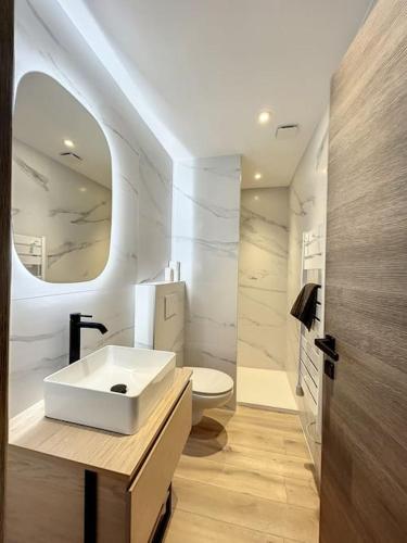 une salle de bain blanche avec un lavabo et des toilettes dans l'établissement BRP Cannes Center, Top floor Luxurious Apartment II, 4 bedrooms+3 bathrooms, à Cannes