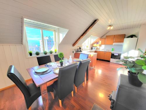 Χώρος καθιστικού στο Sunset Penthouse, Fjord View & Parking