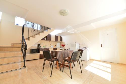 a kitchen and dining room with a table and chairs at Vila Nico in Haţeg